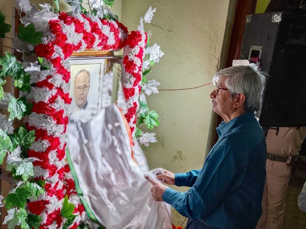 ভারতরত্ন প্রণব মুখোপাধ্যায়ের প্রতিকৃতির আবরণ উন্মোচন সিউড়ির গ্রন্থাগারে